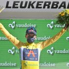 Richard Carapaz, ciclista ecuatoriano, con el maillot que lo certifica como líder del Tour de Suiza.