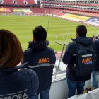 Los miembros de la Agencia Metropolitana de Control observan el partido por eliminatorias entre Ecuador y Perú en una suite previamente reservada para otras personas.