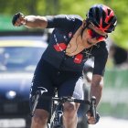Richard Carapaz, del equipo Ineos, muestra su júbilo al llegar en primer lugar en la quinta etapa del Tour de Suiza.