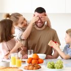 Prepare un desayuno sorpresa para papá