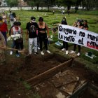 Varias personas participan en el entierro de Angelvis Gregorio Bello, manifestante que fue encontrado muerto en la vía Cali  Palmira, hoy, en Cali (Colombia).
