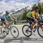 Richard Carapaz (d), con el maillot amarillo de líder en el Tour de Suiza.