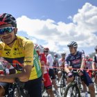 Richard Carapaz luce el maillot amarillo como líder de la Vuelta a Suiza.