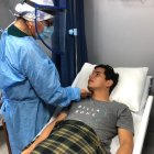 El médico rural, Jean Carlos Intriago, se recupera en una clínica privada de la ciudad de Manta, provincia de Manabí.