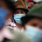 La movilización indígena, que empezó con un ritual ancestral de purificación, recorrió varias calles de la céntrica ciudad de Latacunga.