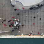 Una toma realizadas con un dron muestra a un grupo de migrantes escuchando el piano en cubierta.