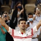 Novak Djokovic celebra luego de eliminar en París al español.