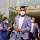 Pedro Ortiz (c), arquero de la Tricolor, y Gustavo Alfaro, entrenador de la selección ecuatoriana, antes de partir al aeropuerto.