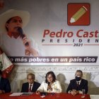 La candidata a la Vicepresidencia de Perú Dina Boluarte (2d), y  el asesor del equipo técnico de Perú Libre (PL), Aníbal Torres, hablaron sobre el tema. Stringer / EFE