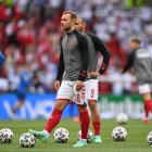 Christian Eriksen (10) se desplomó en pleno partido entre Dinamarca y Finlandia, por la primera fecha de la fase de grupos de la Eurocopa