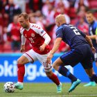 Christian Eriksen (izquierda) se desplomó mientras se jugaba el partido entre Dinamarca y Finlandia