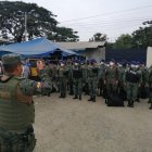 Militares custodian la entrada de la  penitenciaría del litoral, tras el incidente de la noche anterior.