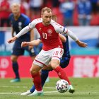 Christian Eriksen, jugador de Dinamarca, antes de desvanecerse en el campo de juego.