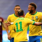 Neymar (d), ofensivo brasileño, celebra tras marcar el segundo tanto.
