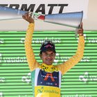 Richard  Carapaz, ciclista ecuatoriano del Ineos, levanta el trofeo del Tour de Suiza.
