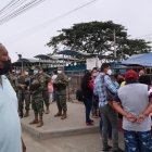 Familiares de los PPL en las afueras del centro carcelario a la espera de noticias de sus familiares.