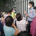 Un trabajador del hospital Teodoro Maldonado Carbo salió a decirle a los afiliados que había sistema y no se podía hacer exámenes de laboratorio.