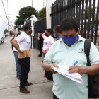 César Cádenas, coordinador del Observatorio Ciudadano de Servicios Públicos firma el documento que entregó en el CNE en la mañana de este lunes 14 de junio.