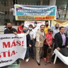 Maestros destituidos en el régimen correísta se concentraron en los bajos del Palacio de Justicia.


Agencia (ag-extra)