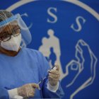 Personal médico de la Caja del Seguro Social de Panamá (CSS), prepara una primera dosis de AstraZeneca.