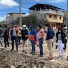 Autoridades, conjuntamente con los afectados, inspeccionaron la zona amenazada por hundimientos.