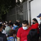 Este martes se repitió la larga fila de afiliados para hacerse exámenes de laboratorio, pero esta vez si fueron atendidos.