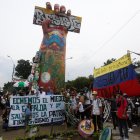 Miles de personas asisten hoy a la inauguración de un monumento en el lugar denominado popularmente como Puerto Resistencia en Cali.