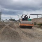 Maquinaria pesada trabaja en la carretera para ponerla a punto para una mejor circulación vehicular.
