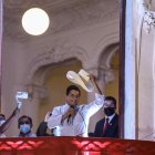 El candidato izquierdista Pedro Castillo (c) se dirige a sus seguidores en la sede de su partido Perú Libre, en Lima.