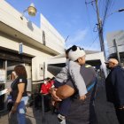 Wilter Moncada, con su hijo en brazos, hace fila en el dispensario de Salud ubicado en la calle Francisco Segura y avenida Quito, aquí tampoco inmunizaron a su niño. Lleva tres semanas buscando la vacuna contra el neumococo.