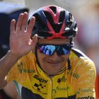 El ciclista ecuatoriano Richard Carapaz, del Ineos, saluda tras cruzar la meta como líder de la clasificación general.