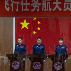 Los astronuatas chinos Tang Hongbo, Nie Haisheng y Liu Boming en una conferencia de prensa hoy miércoles. EFE /ROMAN PILIPEY
