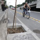 14-06-2021-Alex Lima-Av. Barcelona los huecos para los arboles no dejan maniobrar al ciclista