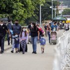 Varias personas cruzan el puente internacional Simón Bolívar desde Venezuela hacía Colombia, gracias a la apertura de un corredor humanitario, el 2 de junio de 2021, en Cúcuta (Colombia).