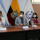 Monseñor Luis Cabrera, arzobispo de Guayaquil; Francisco Morán, rector del alma máter, durante el evento.