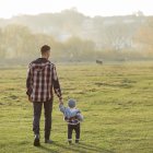 Padre e hijo disfrutando de un paseo