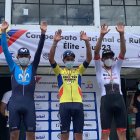 Jorge Montenegro (c) con la camiseta tricolor como campeón nacional de contrarreloj. Le escoltaron Segundo Navarrete (i) y Sebastián Novoa (d).