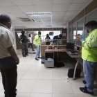 Agentes de la Policía analizaron cada uno de los equipos y documentación de la Sala de Sorteos de la Corte, donde se desplegó el operativo.