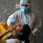 Un médico recoge muestras de las fosas nasale de una ciudadana en Nueva Delhi.