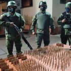 Evidencias. Los militares exhibieron los pertrechos decomisados durante la operación militar.