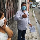 Insalubridad. En los vecindarios donde no hay alcantarillado sanitario, el agua con los desechos residuales corre por las calles, generando mal olor a tal punto que es necesario taparse la nariz.