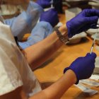 En los últimos días han circulado en redes sociales como Facebook y, especialmente, Twitter, mensajes que aseguran que las aerolíneas "están avisando a los clientes" de que, si viajan en avión y han sido vacunados contra la covid-19, sufren un "gran riesgo".