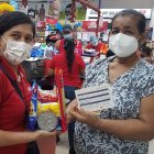 Rosa Valverde recibe un kit de productos de TÍA como premio por haberse vacunado.