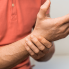 La amiloidosis hereditaria puede causar dolor extremo en manos, pies y tobillos.