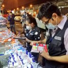 Agentes de la Arcsa realizan control de lácteos en los mercados de Guayaquil.
