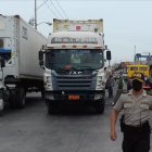 Los conductores de trailers hicieron un plantón en Trinipuerto, después de que uno de sus compañeros de trabajo fue herido por una bala, en un intento de asalto.