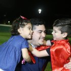 Diversión. Christian Cabello juega con sus hijos.