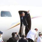 El presidente Guillermo Lasso viaja a Miami para mejorar su movilidad para caminar.