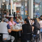 Los restaurantes estuvieron llenos hasta el aforo permitido por la pandemia de la COVID-19.