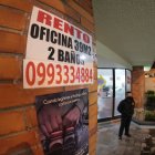Avisos. Carteles de arriendo de oficina se puede ver en edificios del centro-norte de Quito. La oferta es amplia en este sector de la capital.
